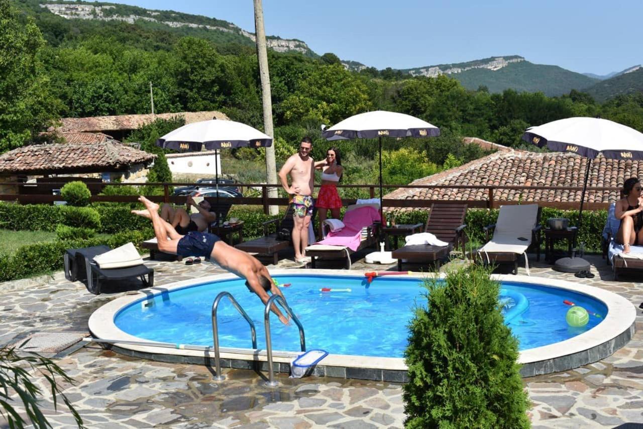 Guest House Hristova Kashta - Христова Къща Cherni Vrŭkh Exterior photo